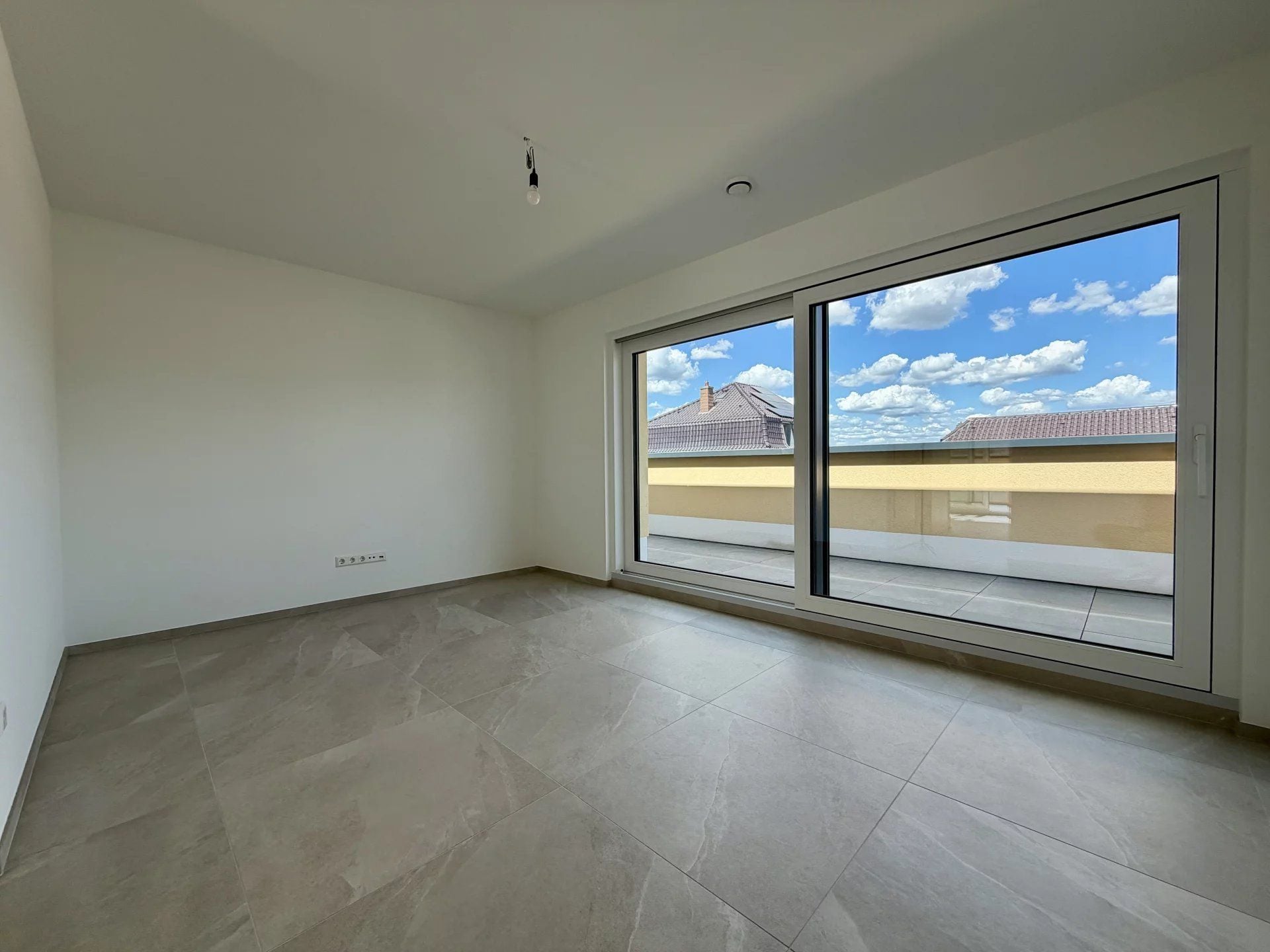 New penthouse in a central location of Livange - View 3