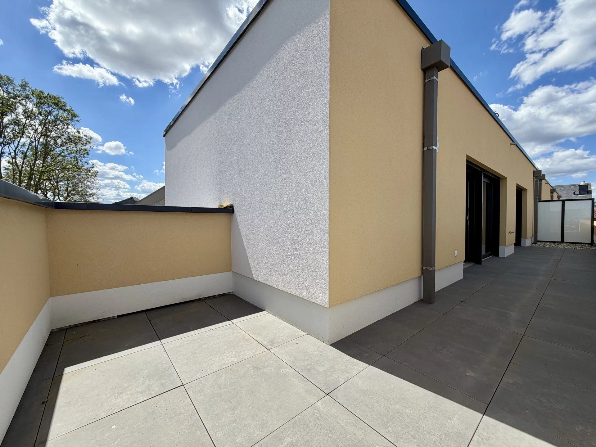 New penthouse in a central location of Livange - View 4