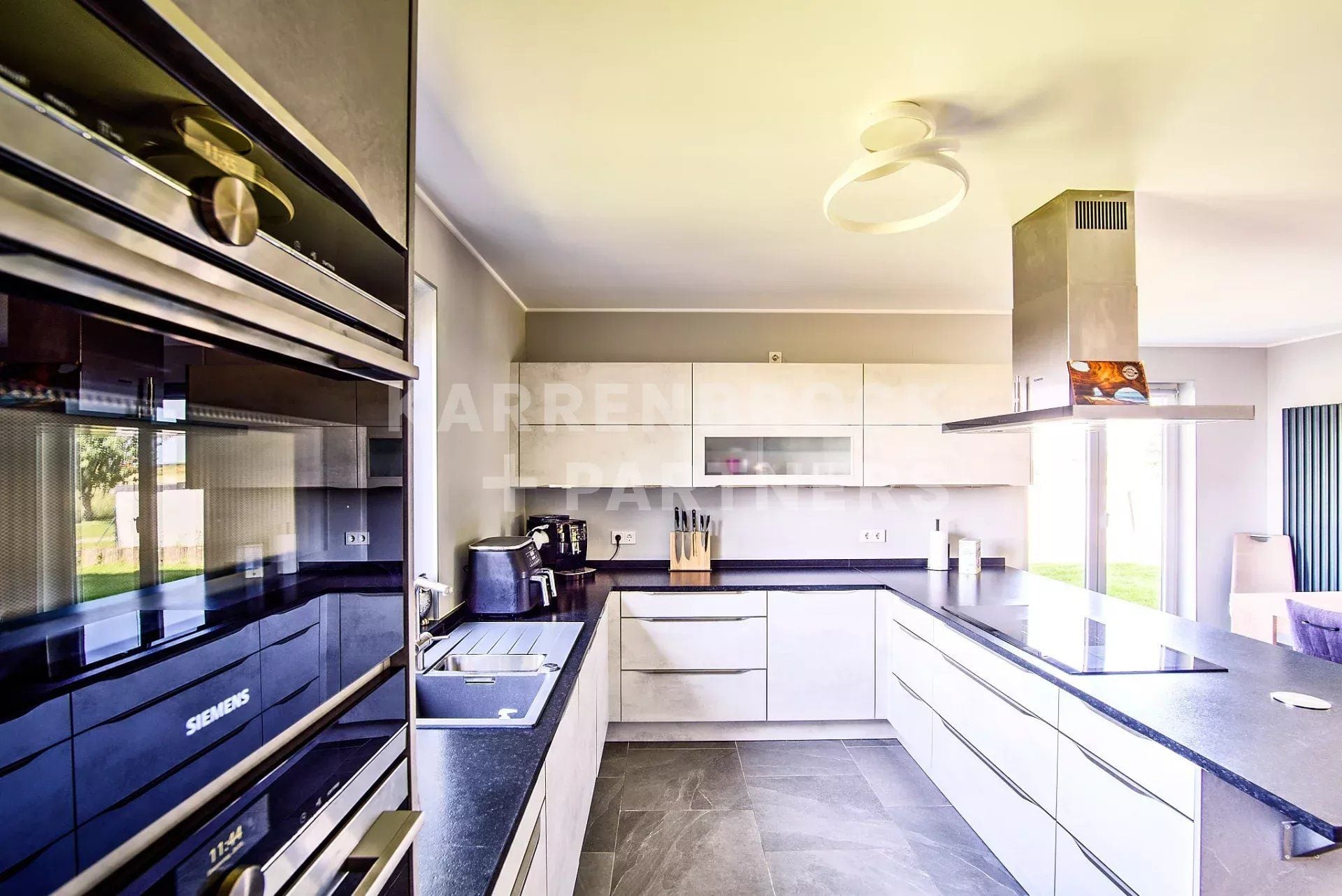 A spacious property with stunning views: 7 rooms and an XXL garden in Merzkirchen - Ansicht 5