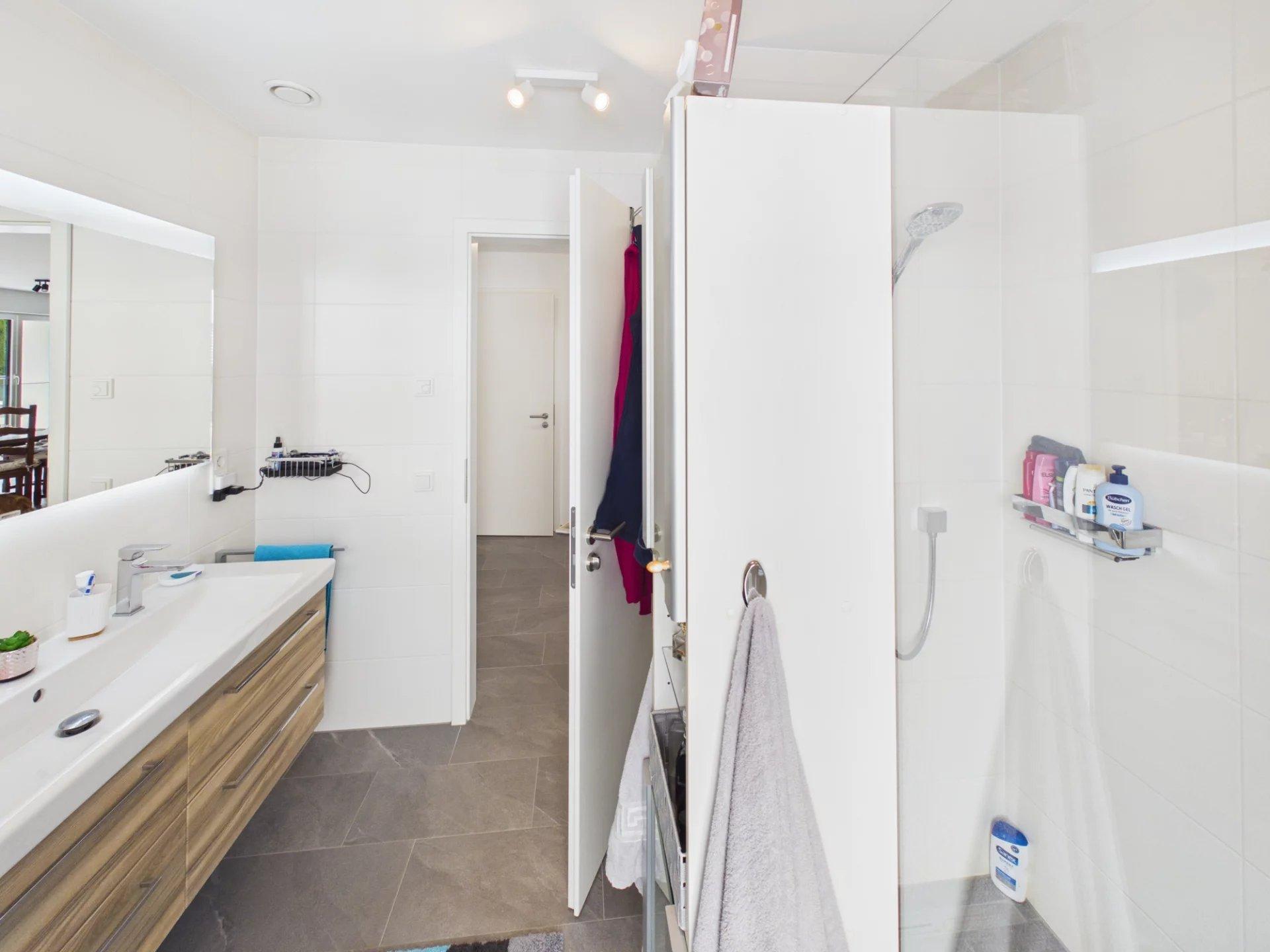 Beautiful 2 bedroom flat with large terrace for sale in Beaufort - Vue 6