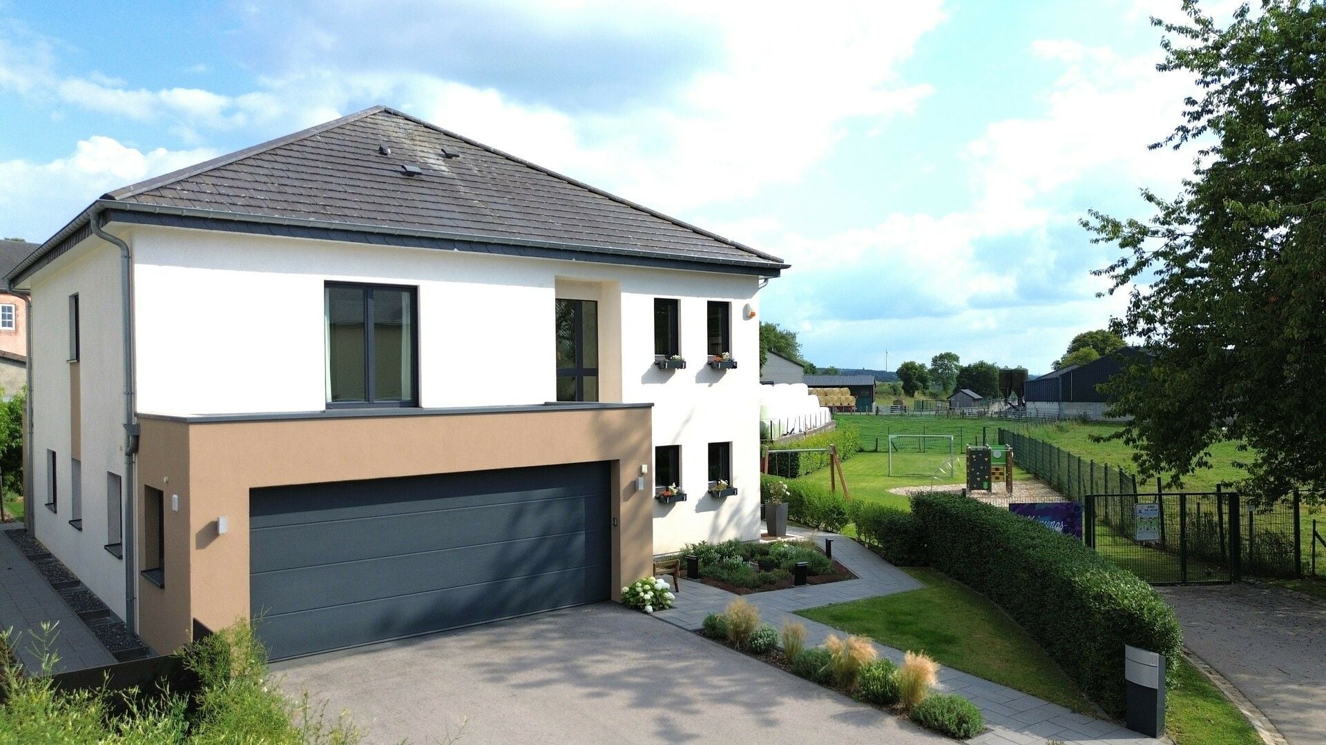 Kuća, 385 m², zemljište 747 m²