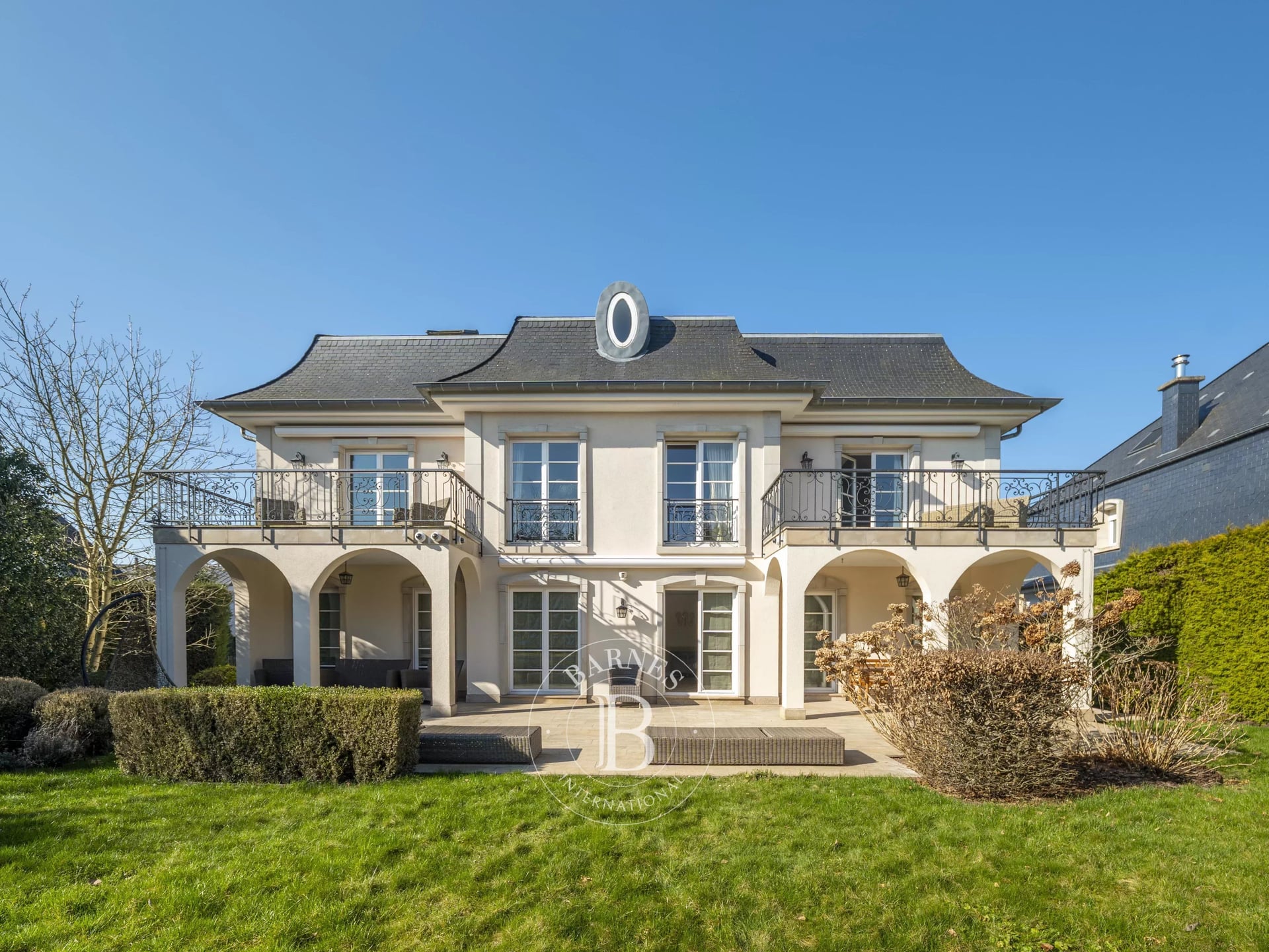 Kuća, 449 m², zemljište 896 m²