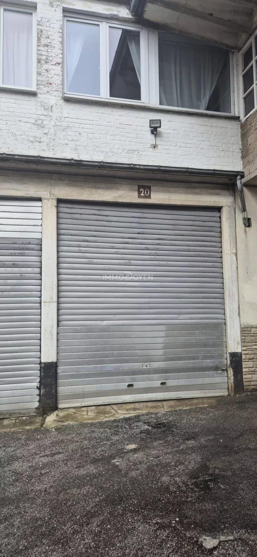Garages 8m x 3m x 4m