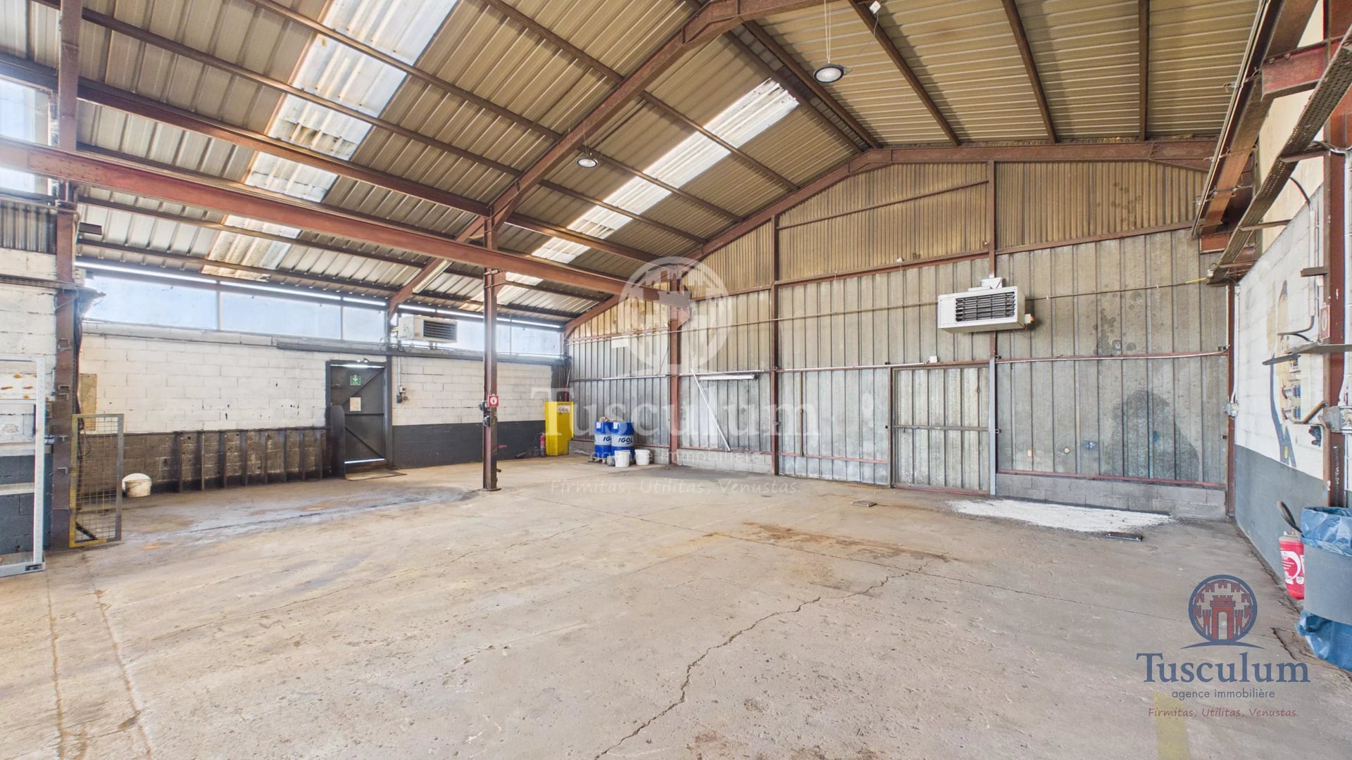 À LOUER – DÉPÔT / ATELIER DE 700 m² – METZERVISSE - Plus