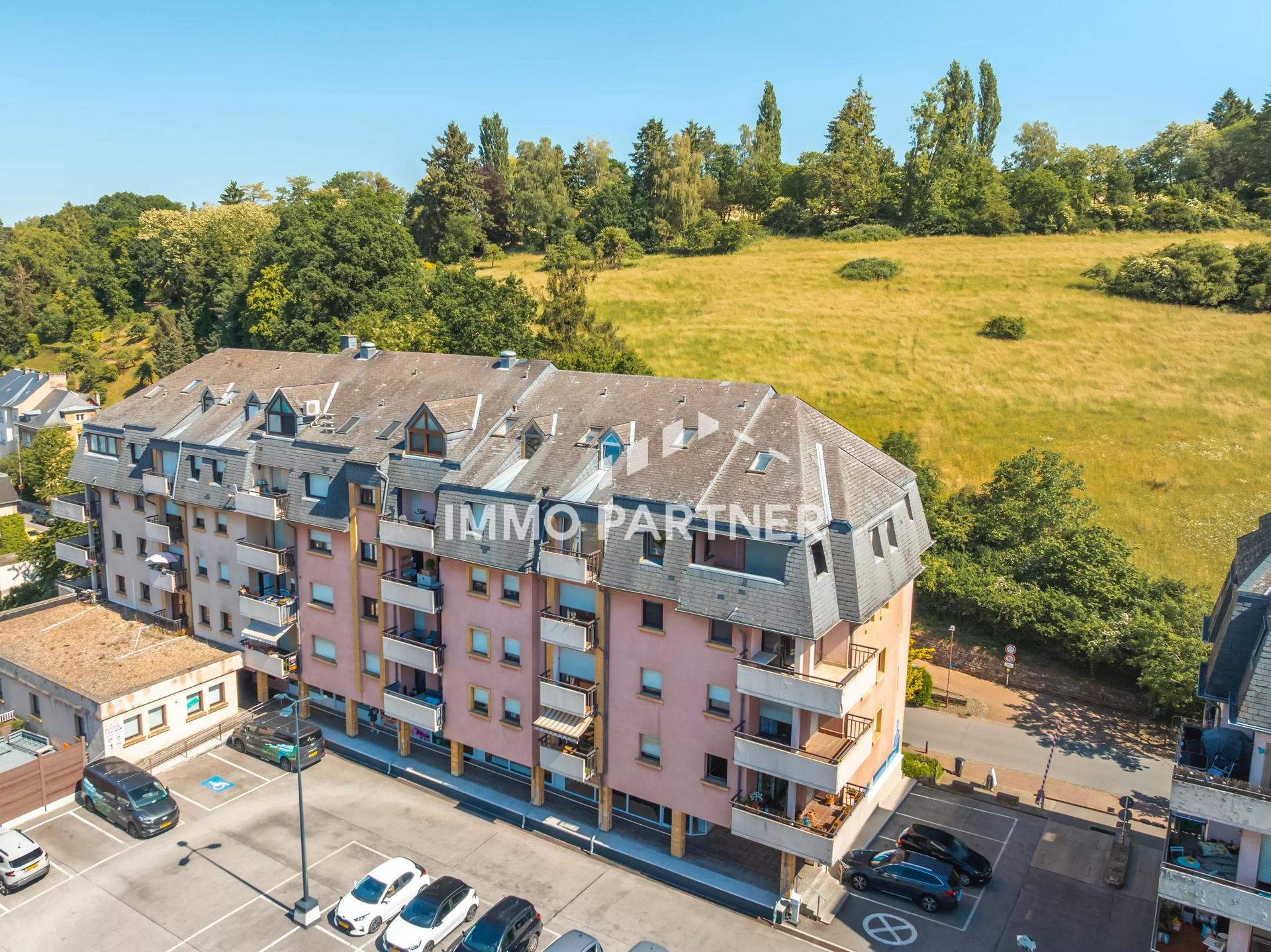 Bright 2-bedroom apartment with garage - View 2
