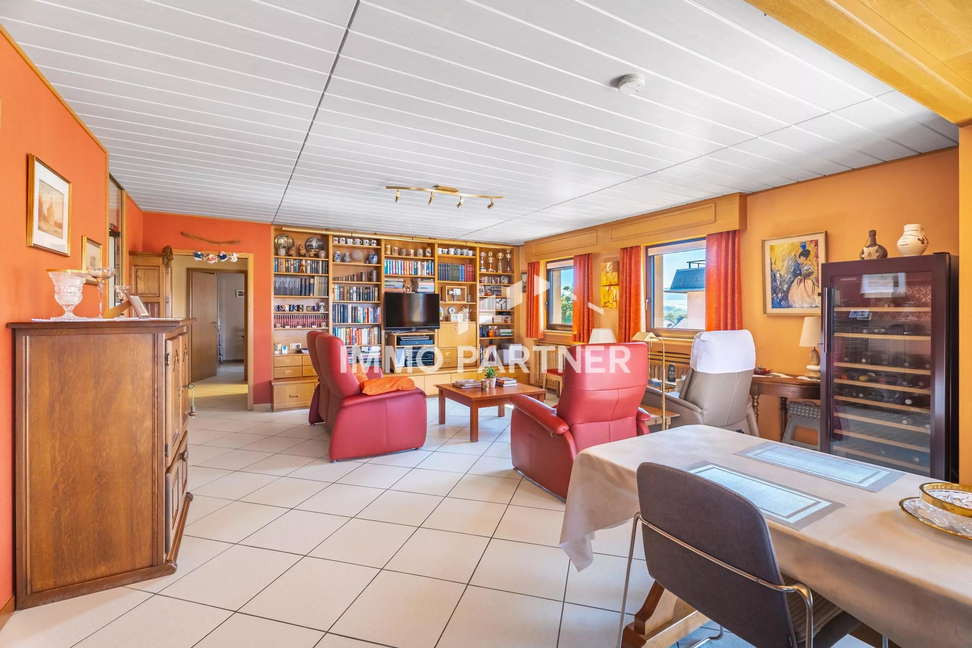 Bright 2-bedroom apartment with garage - View 3