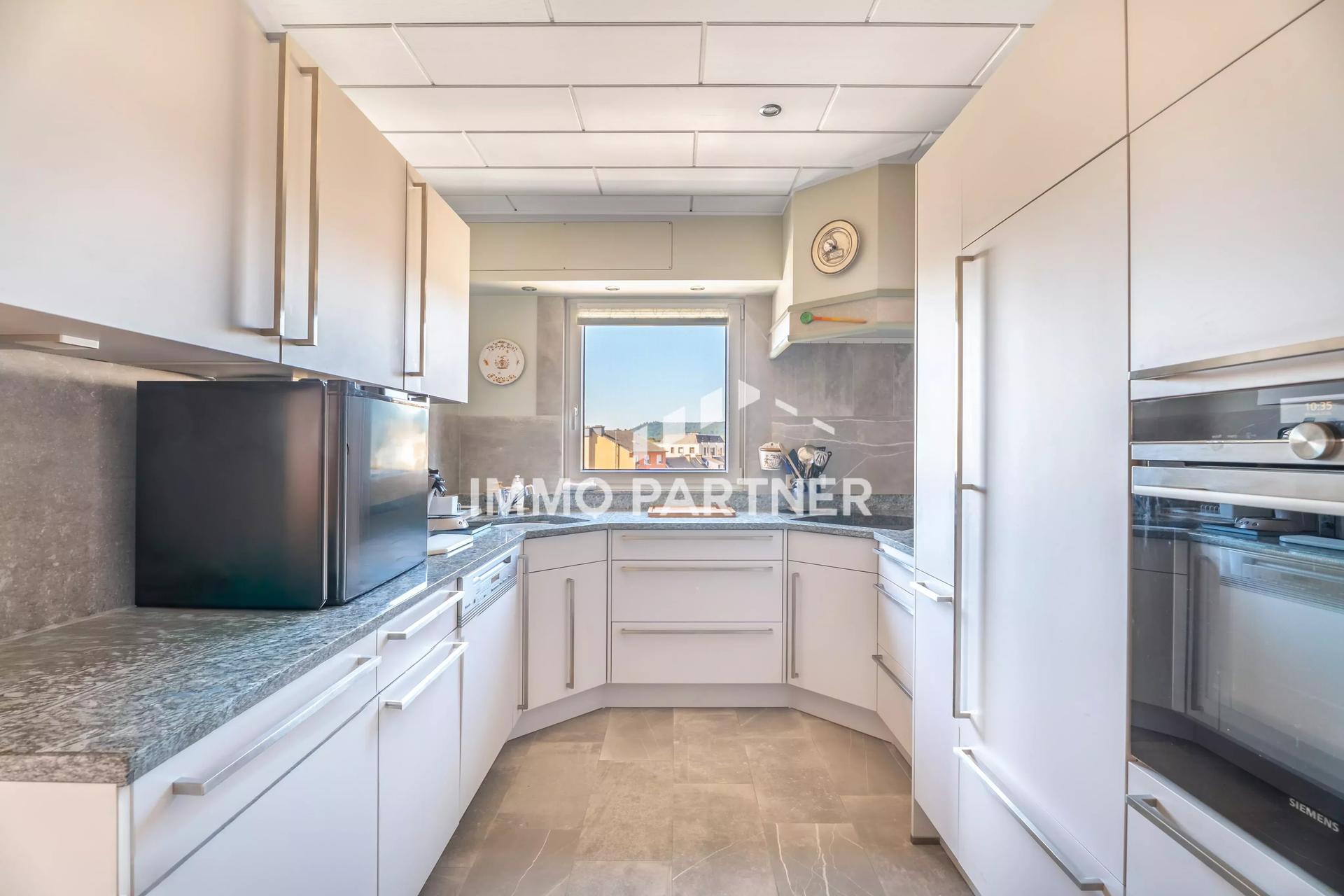 Bright 2-bedroom apartment with garage - More